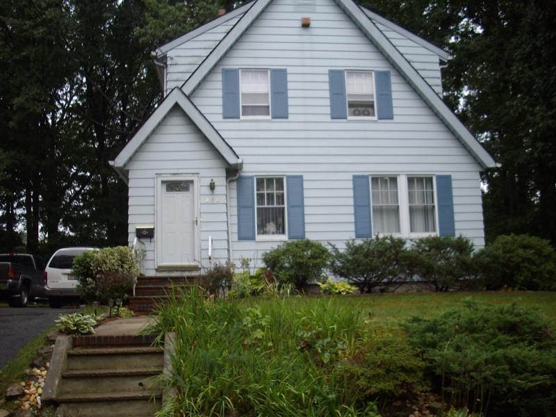 438 Dermody St