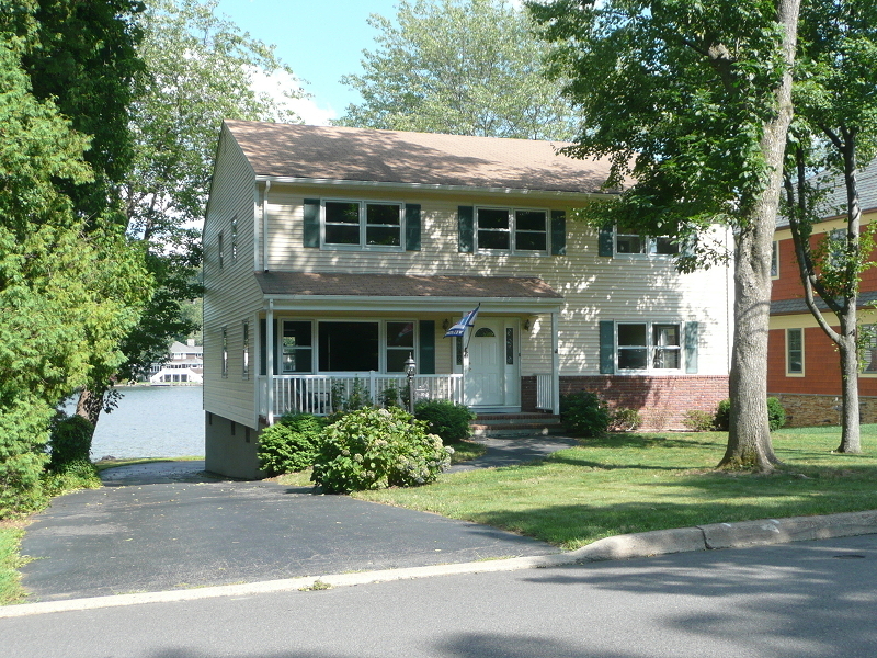 90 Lake Dr W