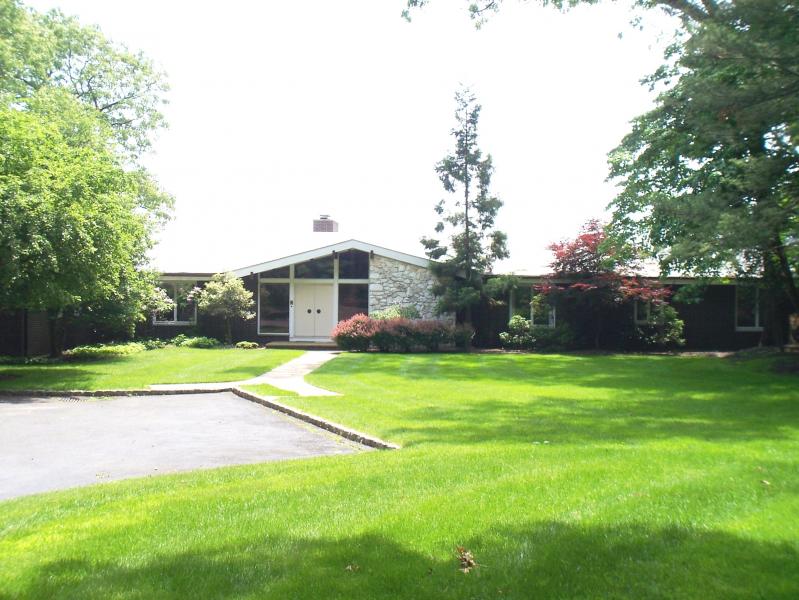Single Family Home for Sale, ListingId:18168651, location: 95 Stanie Brae Dr Watchung 07069