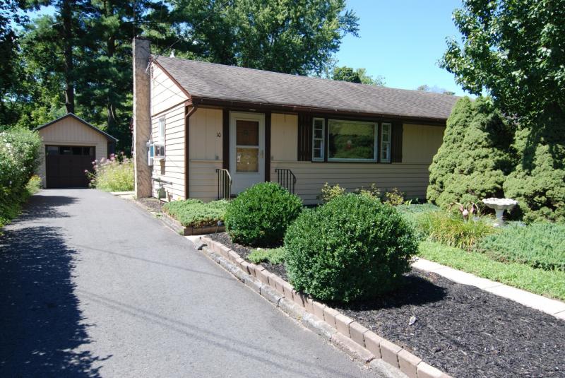 Single Family Home for Sale, ListingId:17261785, location: 10 MILL ST Stockton 08559