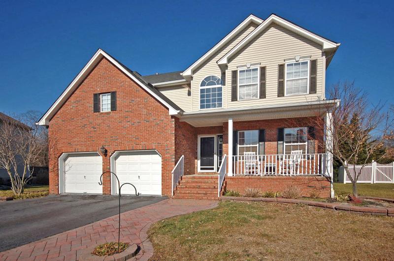 Single Family Home for Sale, ListingId:18020986, location: 35 KISER LN Bridgewater 08807