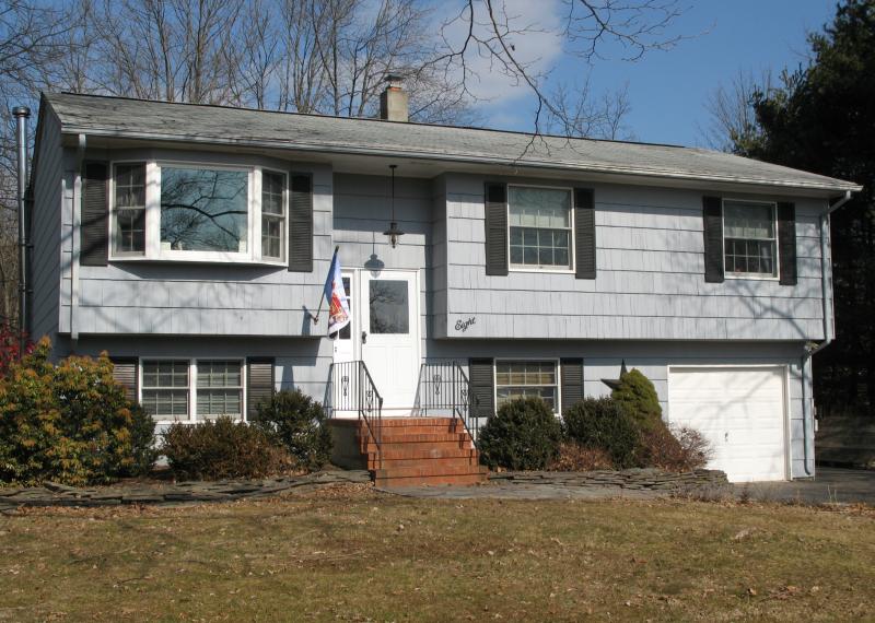 Single Family Home for Sale, ListingId:18011299, location: 8 STEWART LN Flemington 08822