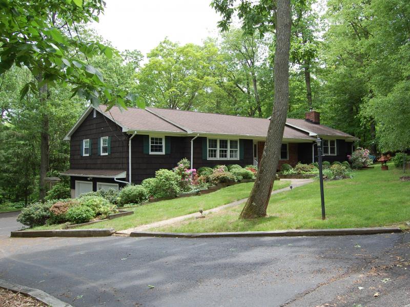 Single Family Home for Sale, ListingId:17870577, location: 1290 HICKORY DR Basking Ridge 07920