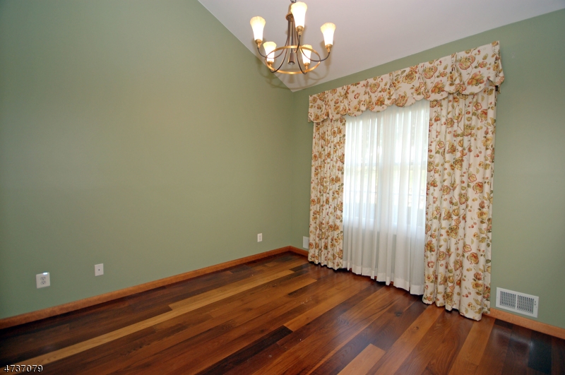 144 Stratford Dr