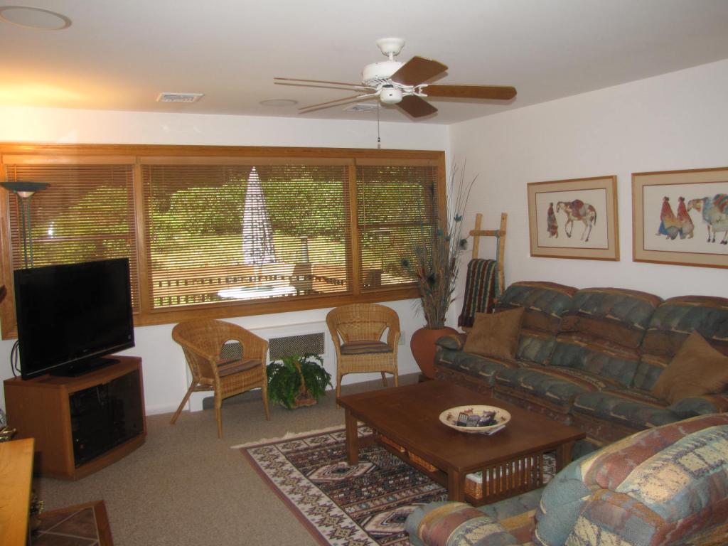 34 WOODLAND DR