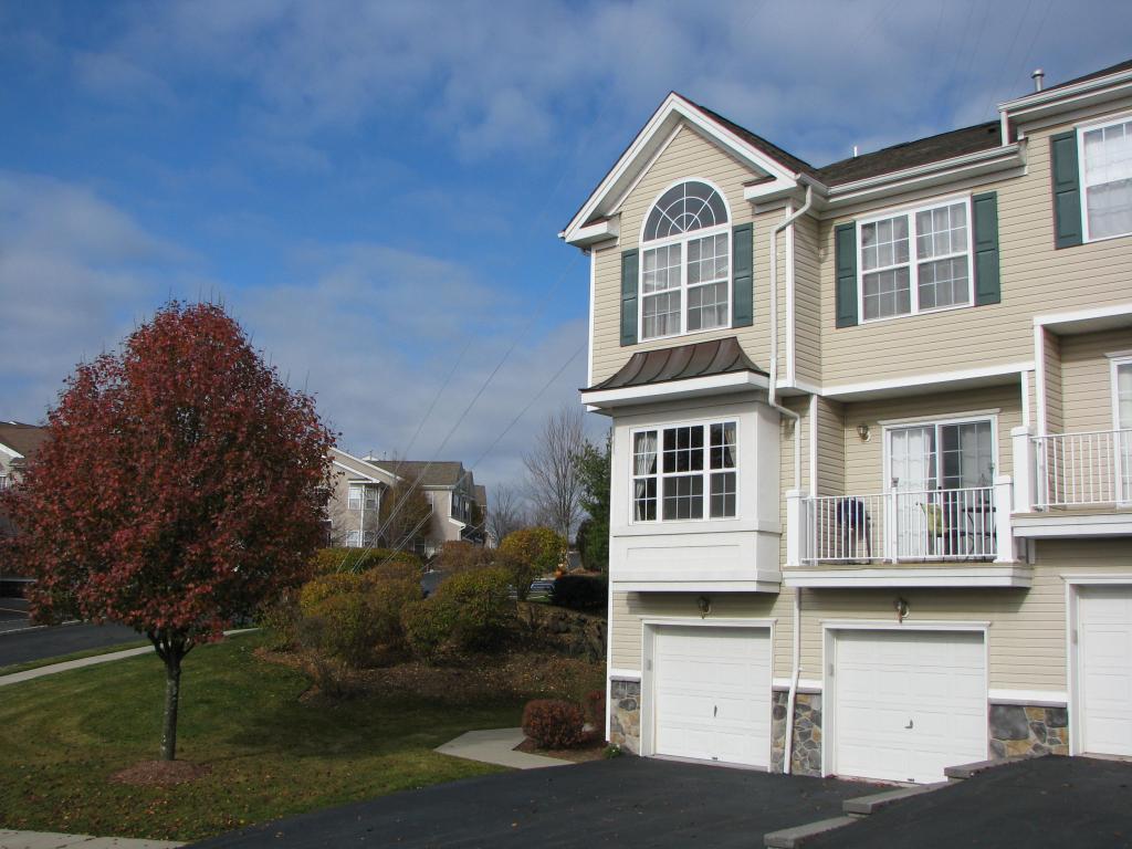 132 SUMMIT RDG