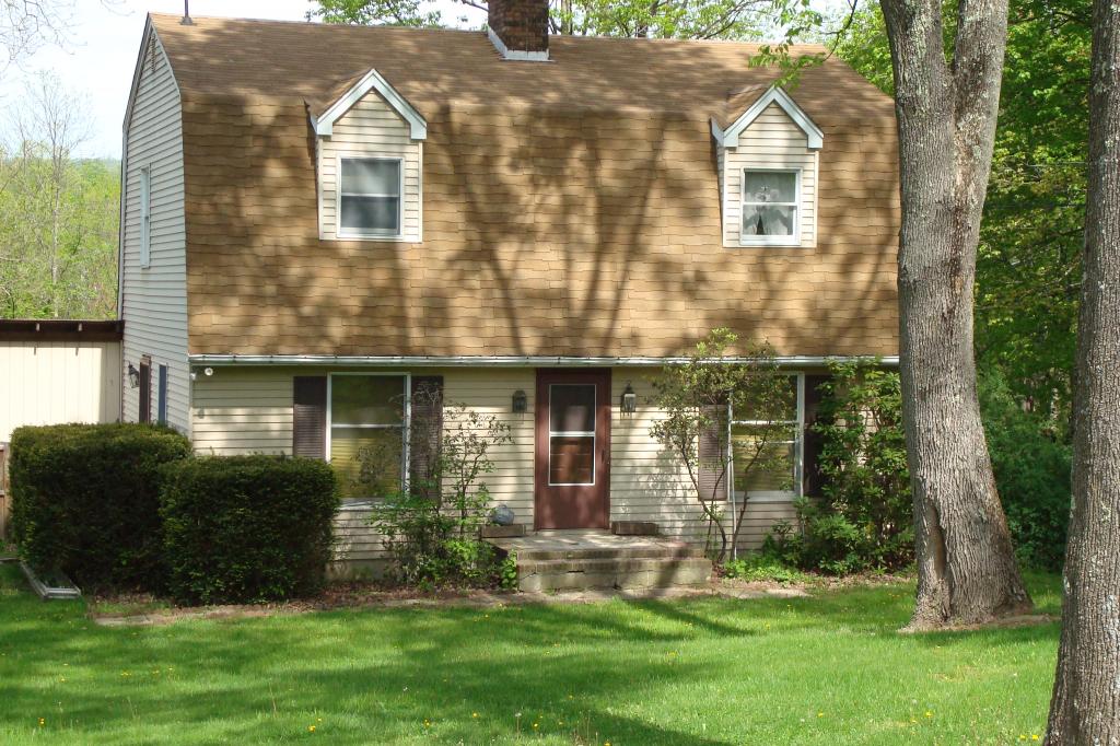 4 ROSLYN RD