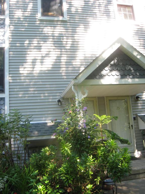 25 BURLINGTON CT