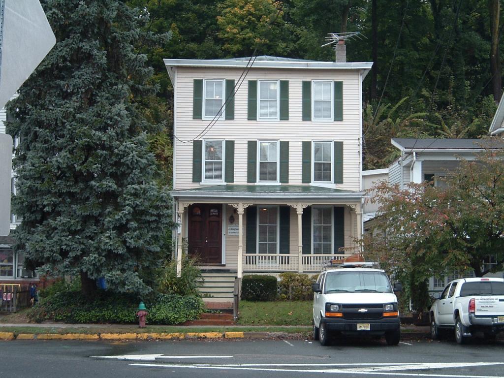 8 W MAIN ST