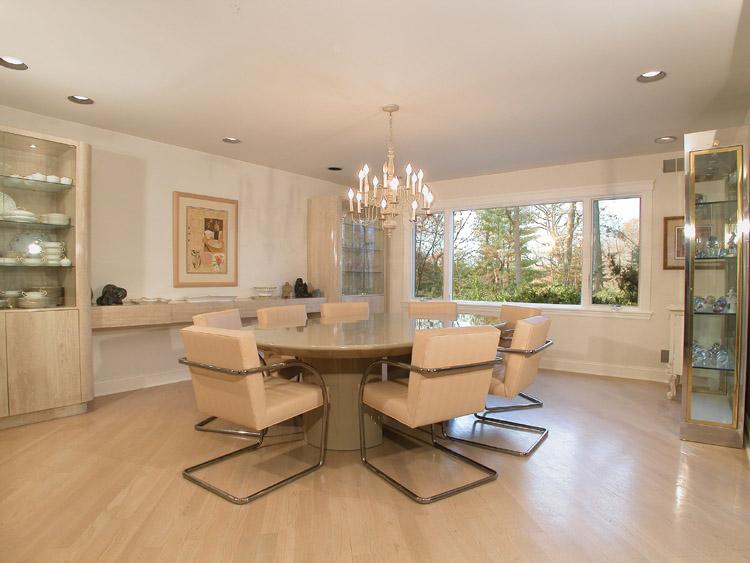 135 SCOTT DR