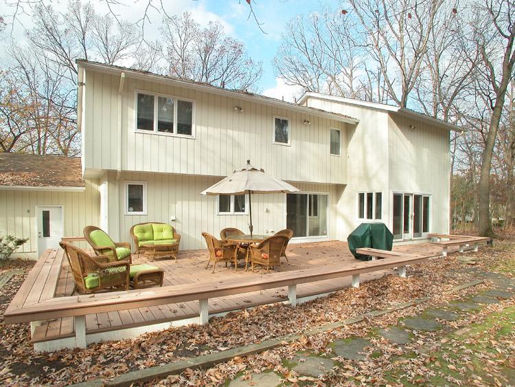 135 SCOTT DR