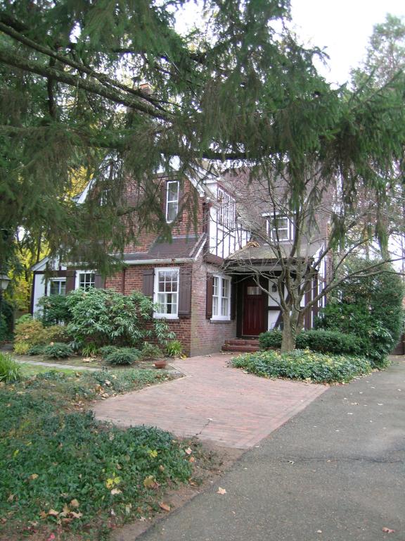208 N PLEASANT AVE