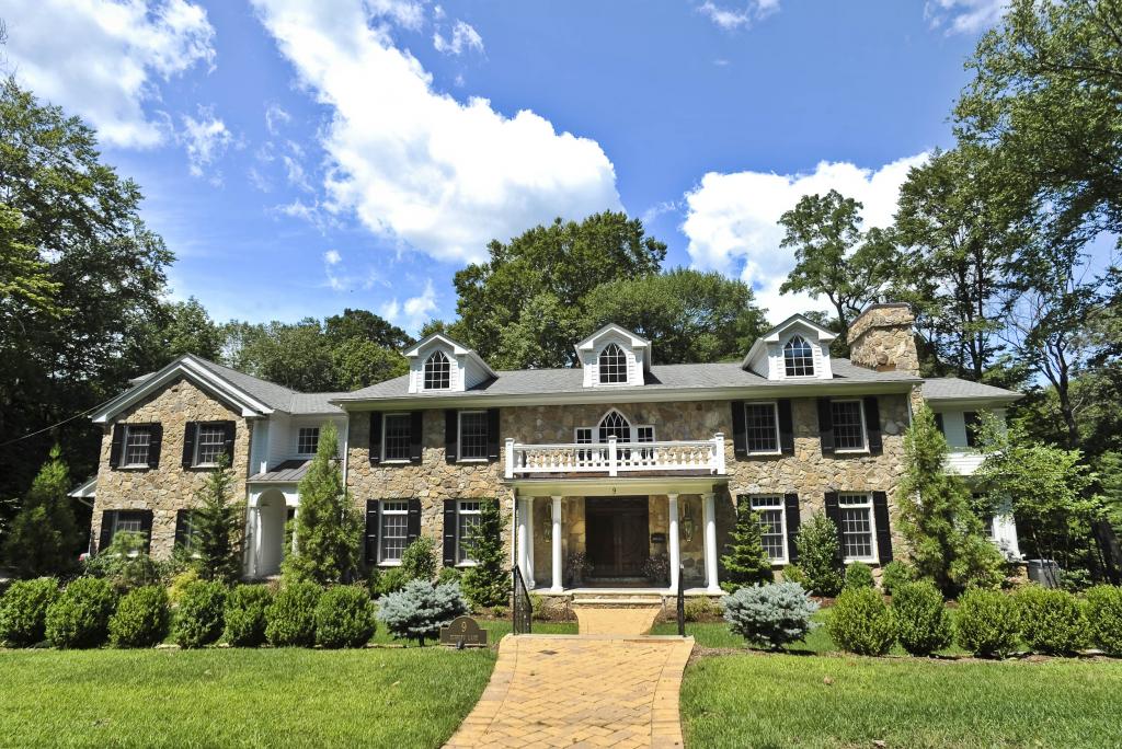 9 BISHOPS LN