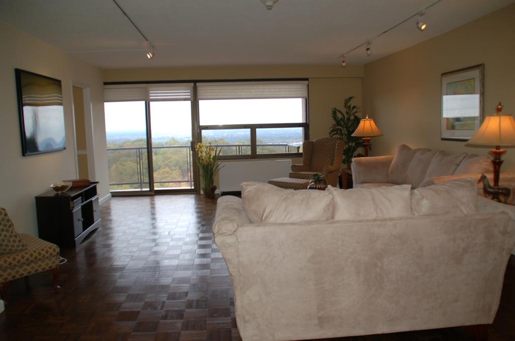 2 CLARIDGE DR 10EW