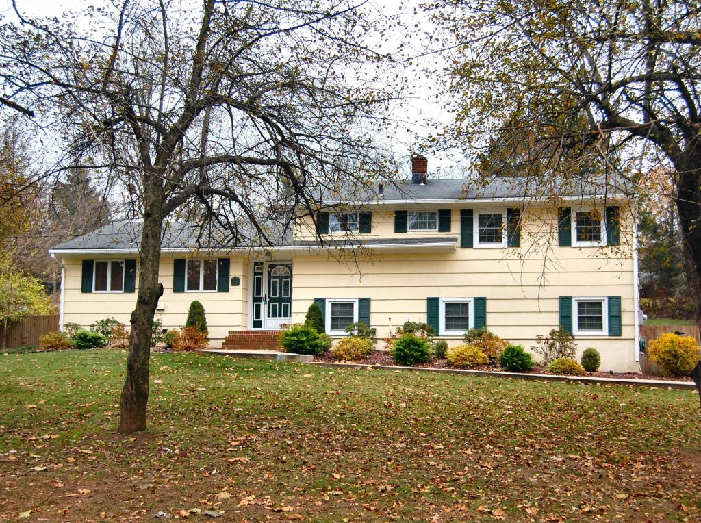 146 CIRCLE DR