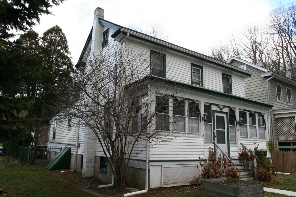 33 8TH ST
