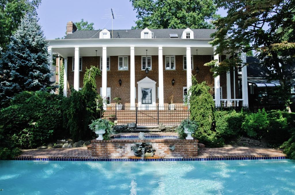 56 CREST DR