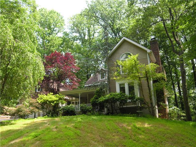 589 Sweet Hollow Rd