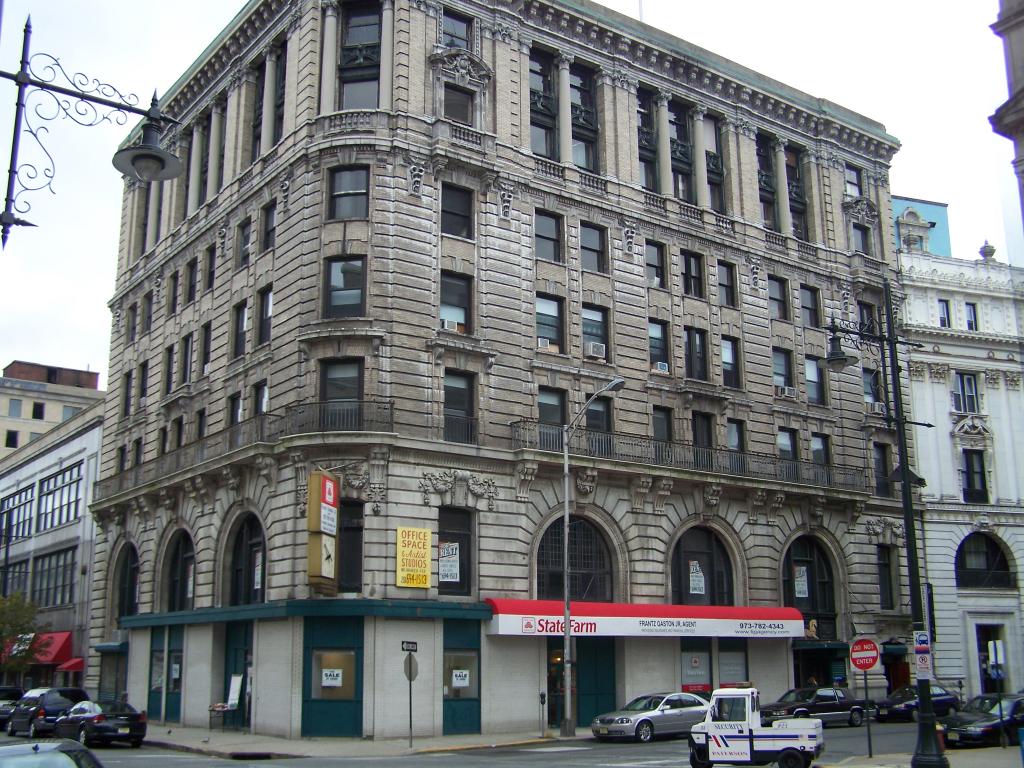 MLS #/Web ID: 2714112