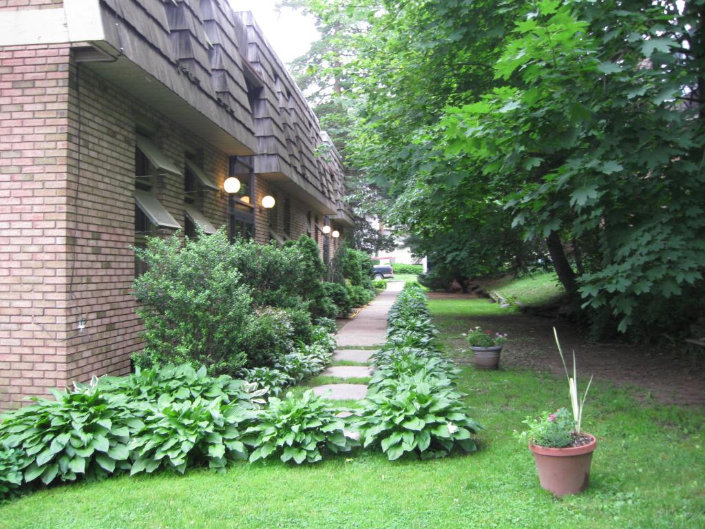 295 CLAREMONT AVE