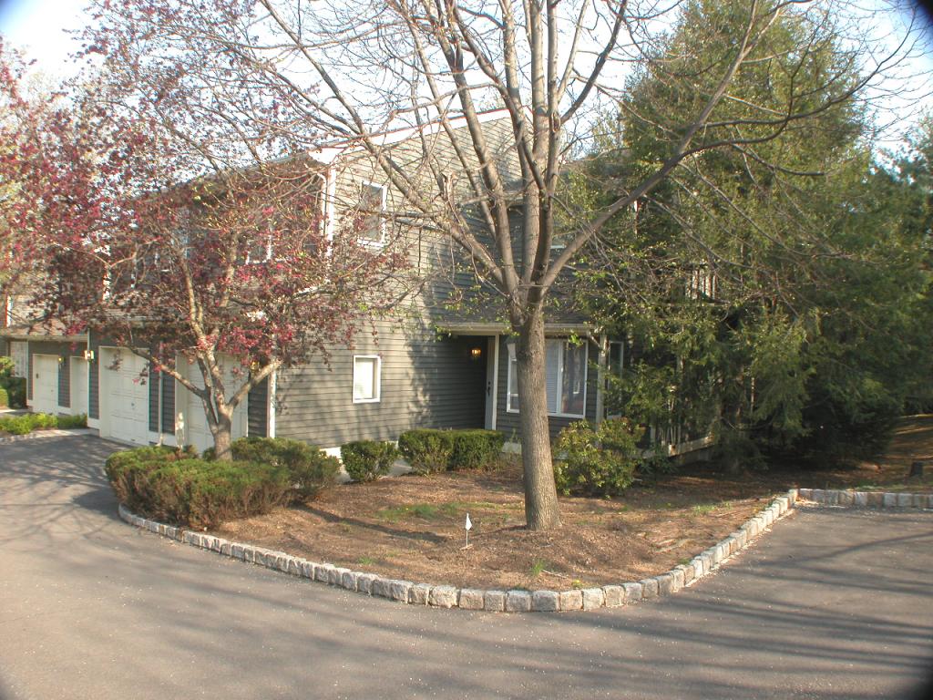 32 GREENBRIAR LN