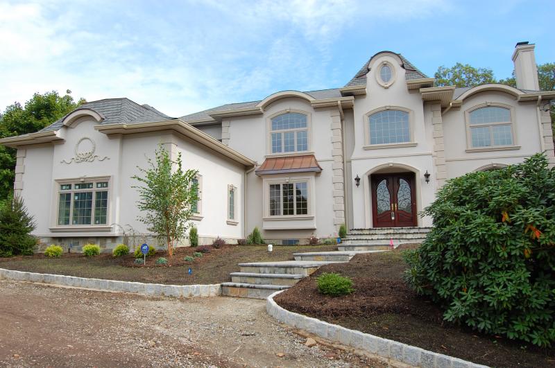 556 MOUNTAIN AVE
