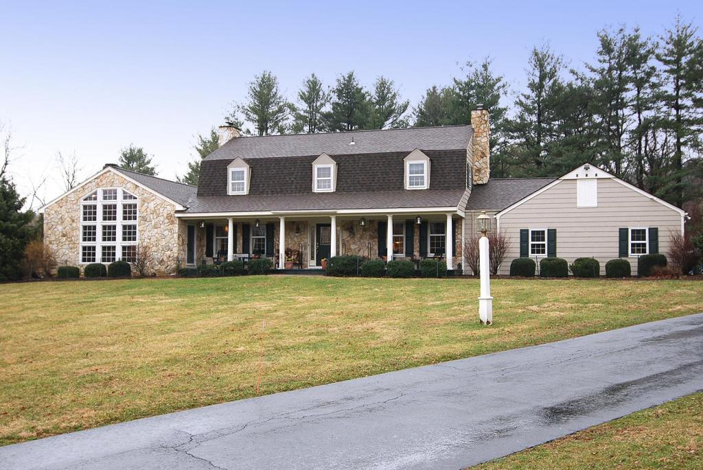 10 LOWERY LN