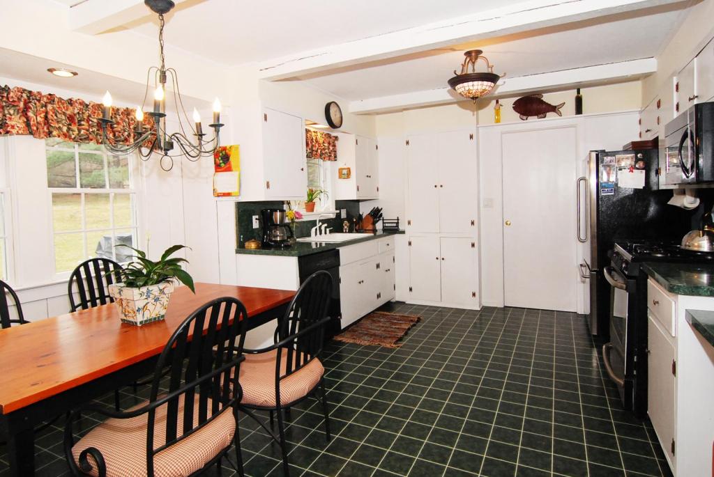 10 LOWERY LN
