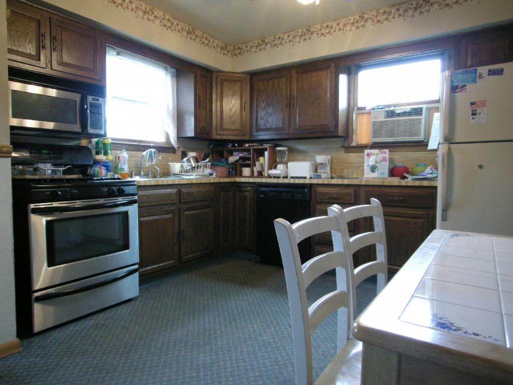 136 S ROBERT ST