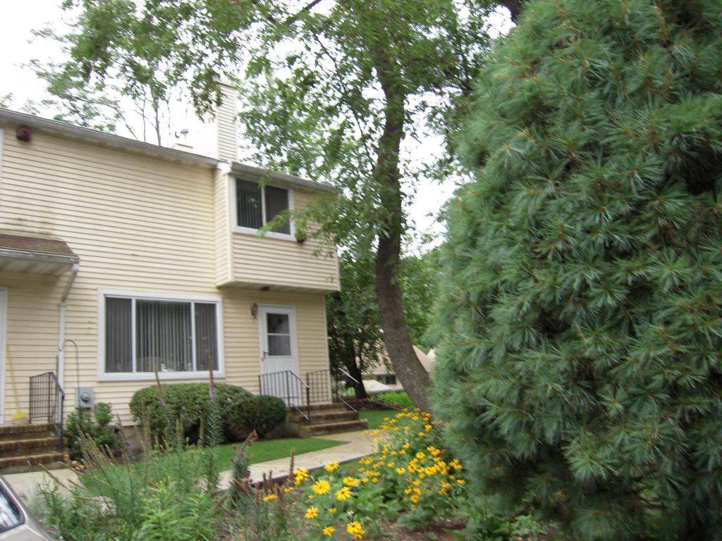 7 WOODLAND  DR