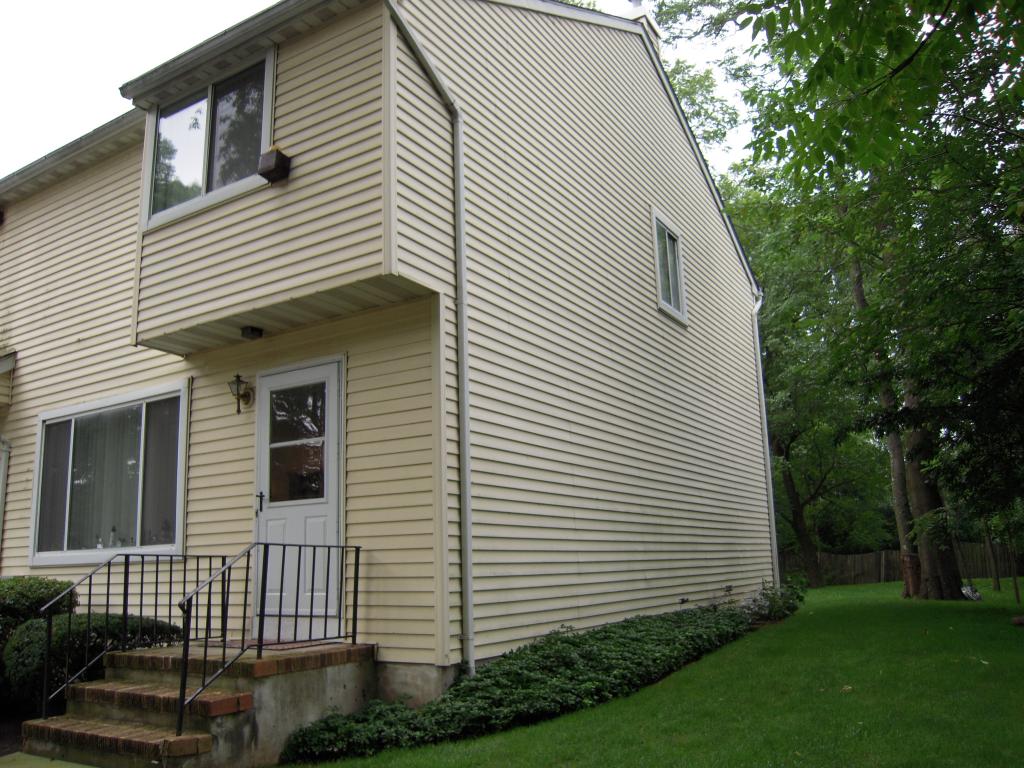 7 WOODLAND  DR