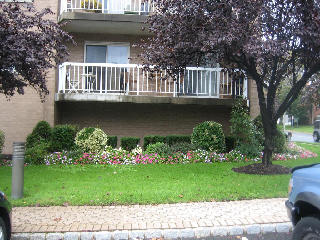 38 MOONACHIE RD