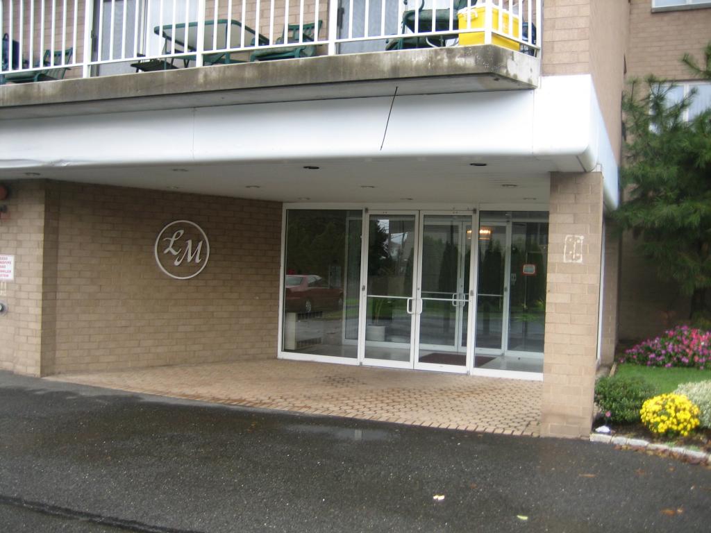 38 MOONACHIE RD