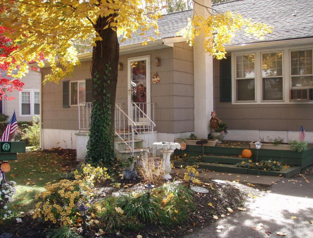 8 TOWNSEND AVE