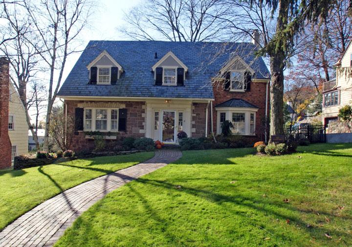 10 WOODHILL DRIVE