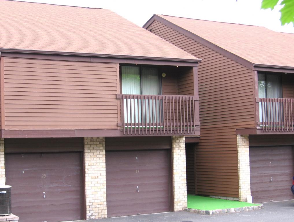 19 MEADOWVIEW DR