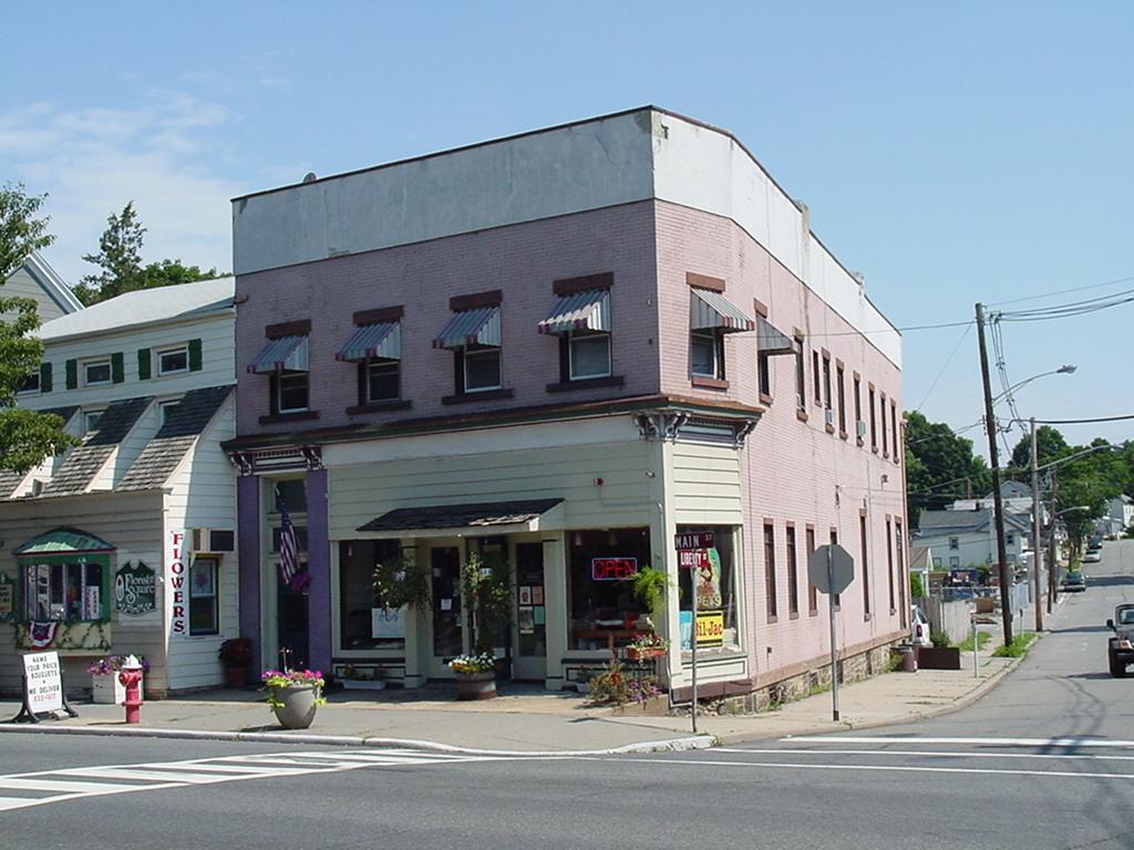 125 MAIN ST