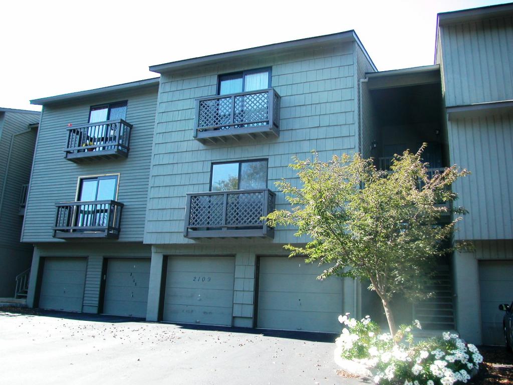 2110 SPRUCE HILLS DR