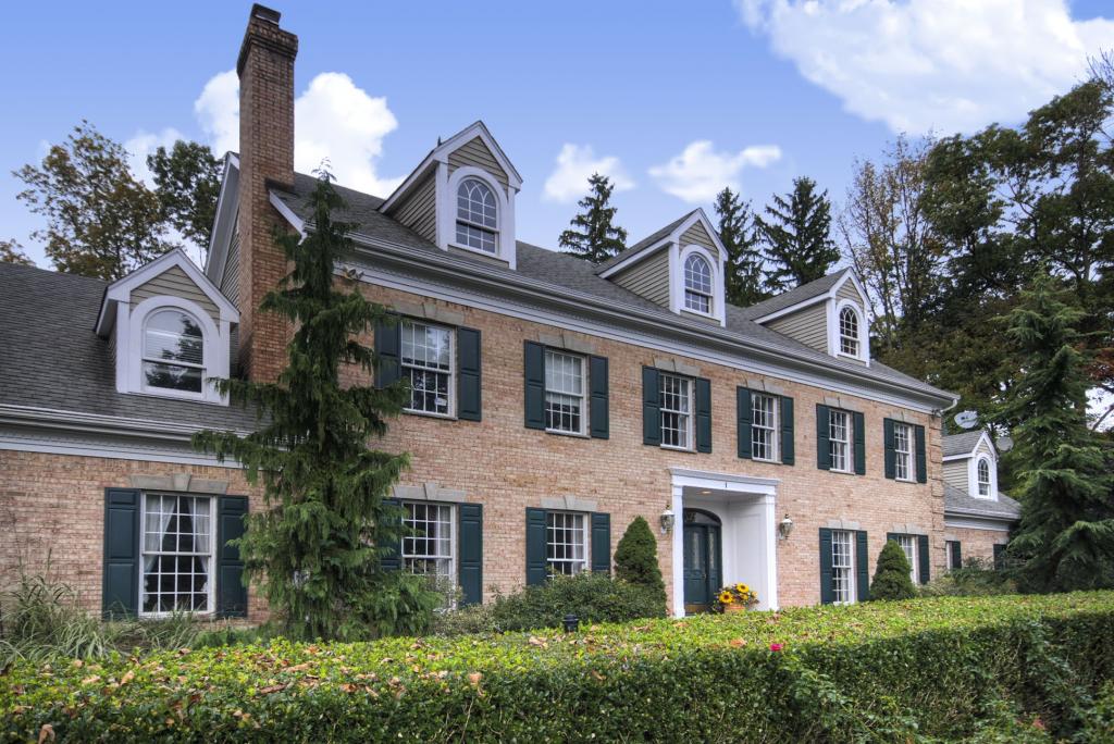 1 SPRUCE HOLLOW RD