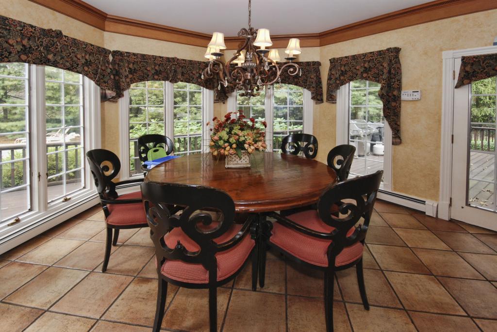 1 SPRUCE HOLLOW RD