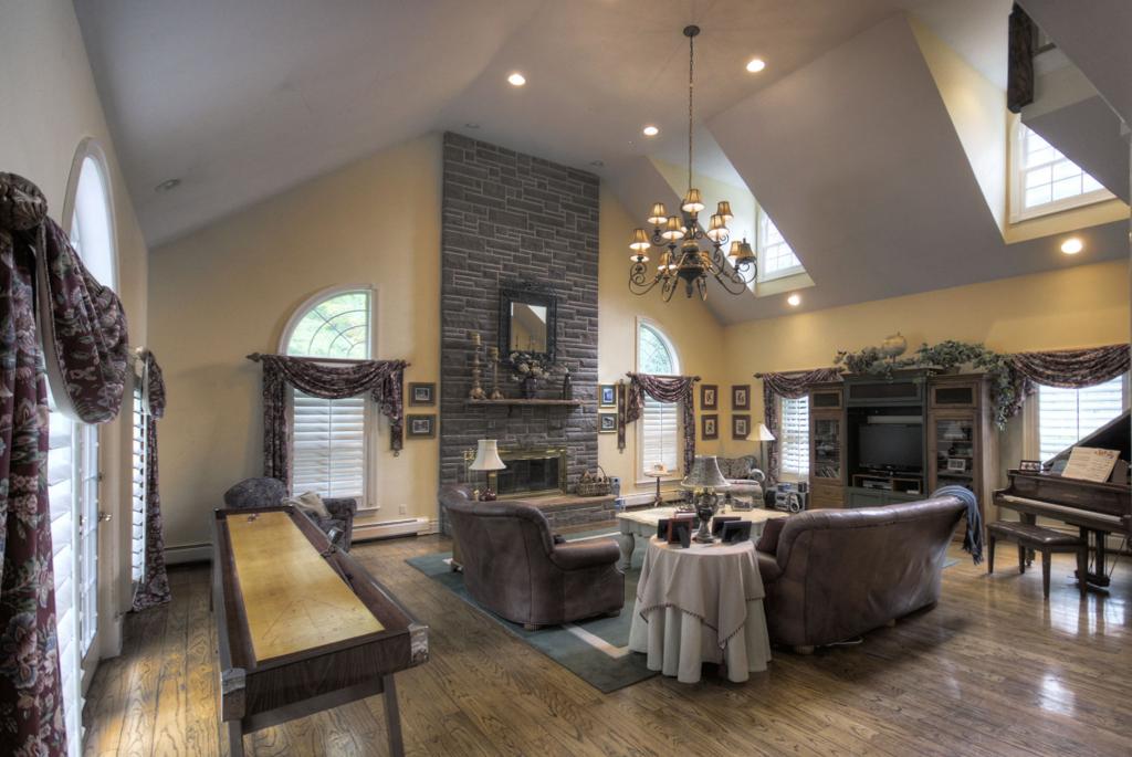 1 SPRUCE HOLLOW RD