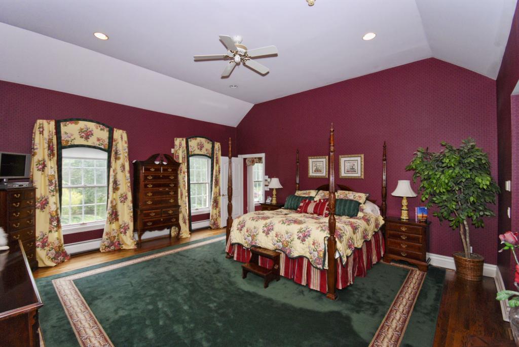 1 SPRUCE HOLLOW RD