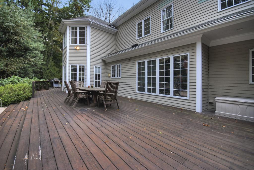 1 SPRUCE HOLLOW RD