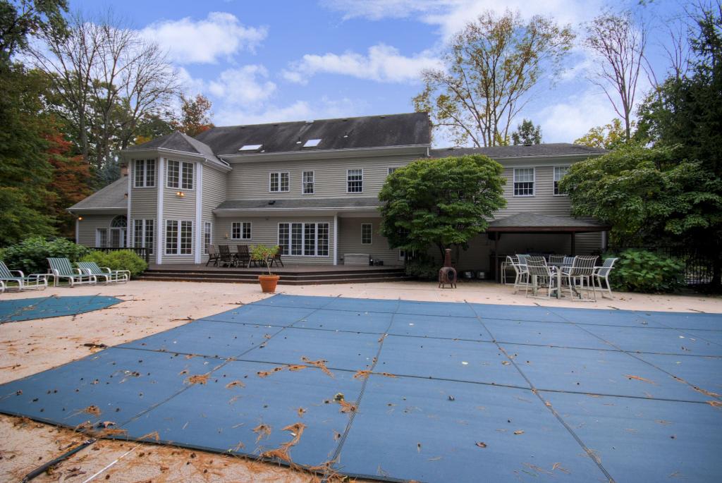 1 SPRUCE HOLLOW RD
