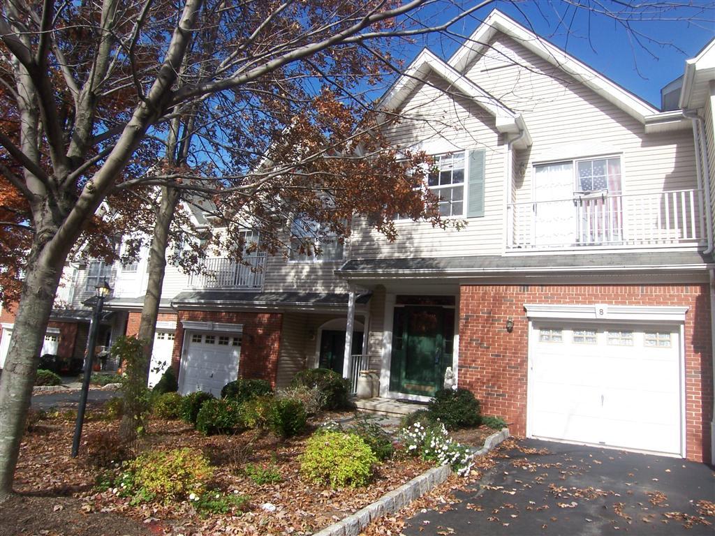 8 KENSINGTON DR