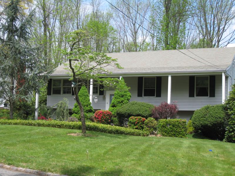 4 JOHN CT