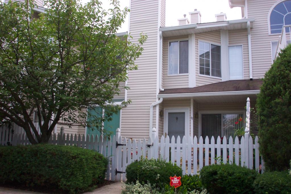 Everyone's favirite model  "C" in the Crestmont Highlands.Perfectly maintained and updated, direct entry from garage.Neutral,pvt.picket fenced yard and paver patio. 