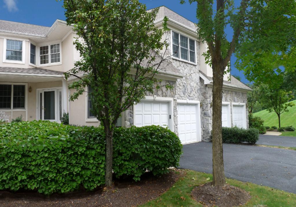 8 AUSTIN DR