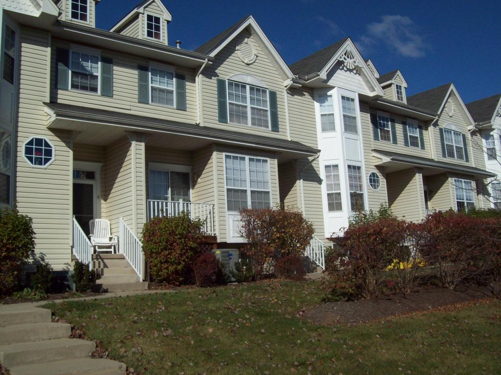 8 WORTHINGTON TER