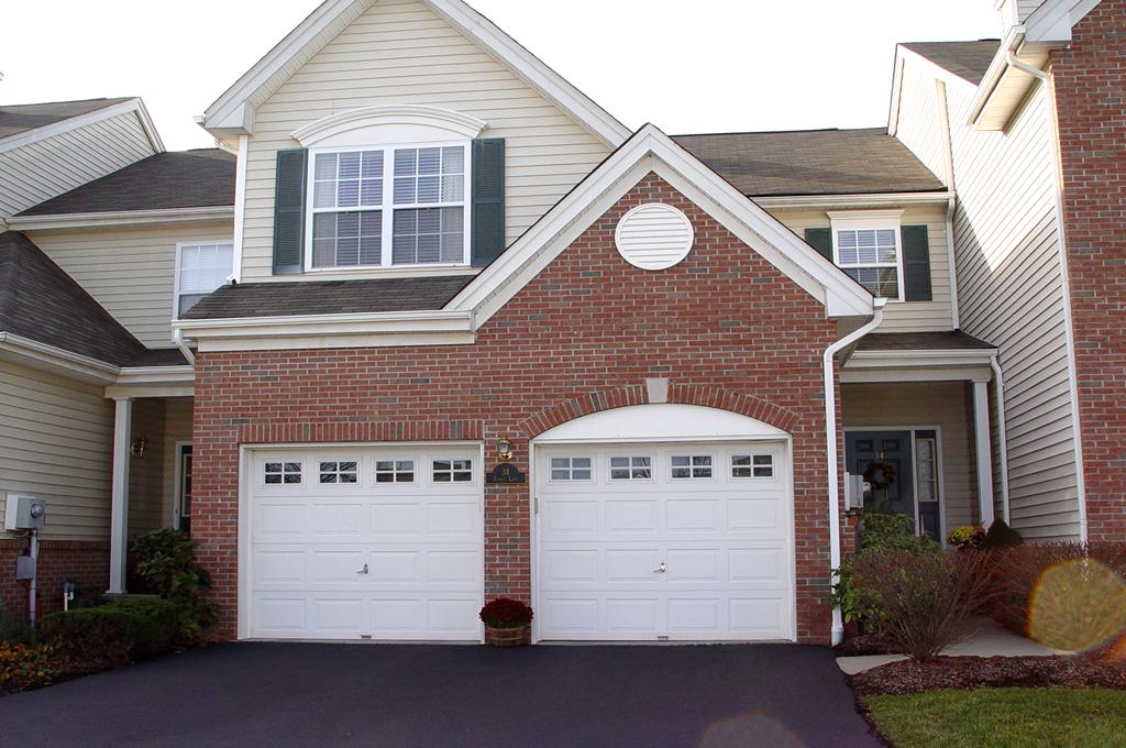 34 SURREY LN